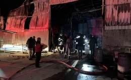 Rize’de mobilya firmasına ait depo yangında kullanılamaz hale geldi