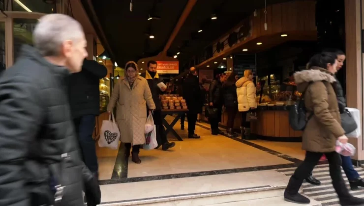 Ankara’da Emekliler, Maaş ve Gıda Zammına Tepki Gösterdi: “Birilerinin Dediği Gibi Porsiyonları Küçültüyoruz. Üç Öğün Dert Yiyoruz”