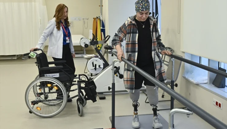 Depremde enkaz altında kalan genç kız, protezleri sayesinde ayağa kalkıp sağlık çalışanı olma hayalini gerçekleştiriyor