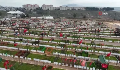 Adıyaman’da Depremde Kaybedilenlerin Mezarlarına Eşyalar Bırakıldı