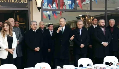 İçişleri Bakanı Yerlikaya, Üsküdar’da esnaf ve vatandaşlarla bir araya geldi