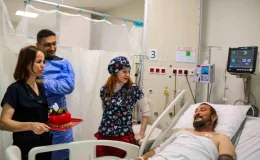 Kalp krizi geçiren hastanın doğum günü pastasıyla kutlaması