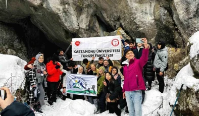 Kastamonu Üniversitesi Öğrencileri Buz Sarkıtlarıyla Dikkat Çeken Mağarada Ders Yaptı