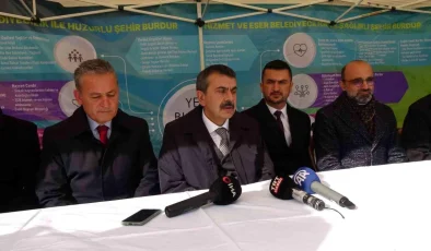 Milli Eğitim Bakanı Yusuf Tekin, Burdur’da AK Parti standını ziyaret etti