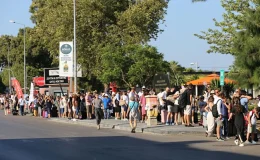 Ayvalık’tan Midilli’ye gitmek isteyenler uzun kuyruklar oluşturdu