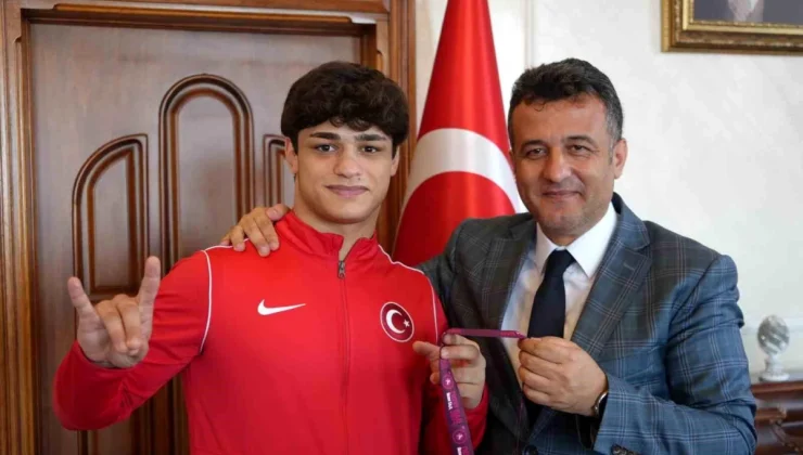 Milli Güreşçi Alperen Berber Bozkurt İşareti Yaptı