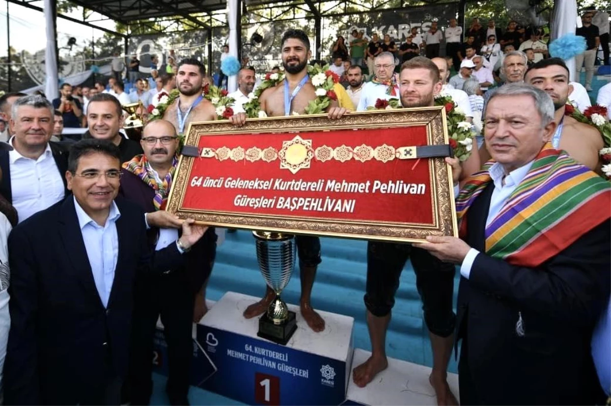 Enes Doğan Kurtdereli Yağlı Güreşleri’nde Başpehlivan Oldu