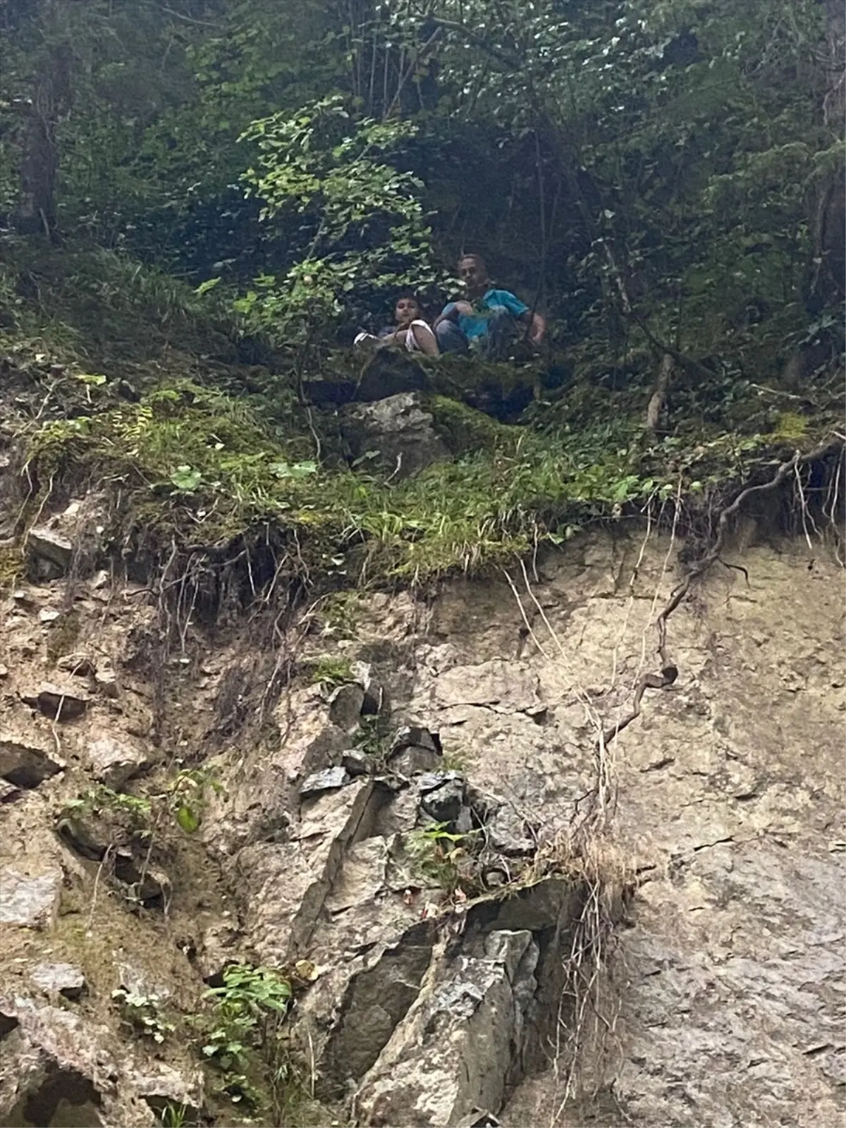 Trabzon’da düşürülen dronu bulmak isterken kayalıklarda mahsur kalan baba ve oğlu kurtarıldı